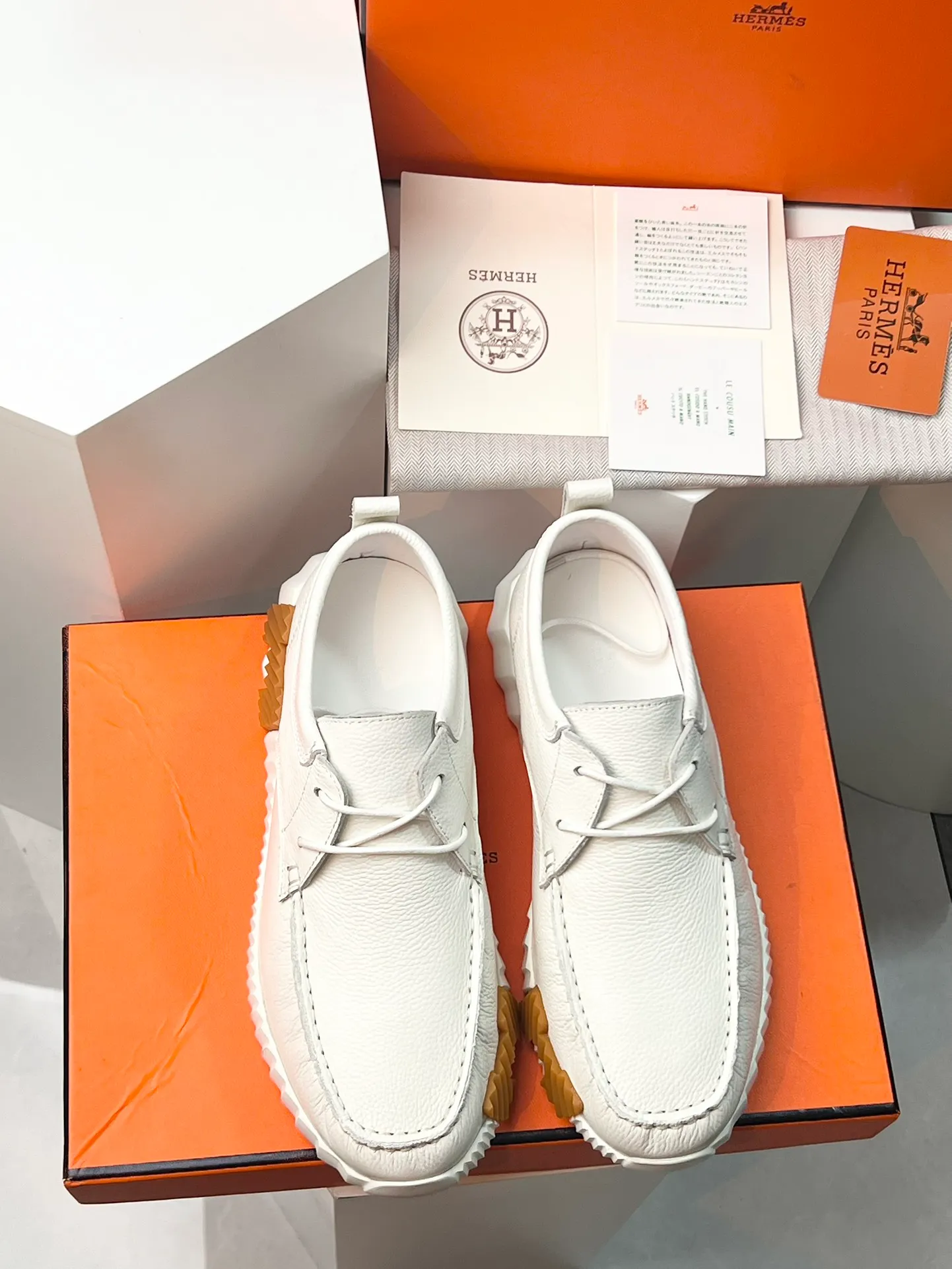 PP660【Hermes】fe new arrival~New Bouncing sneakers are the most comfortable shoes from Hermès. They are extremely light on the feet and look great. You won’t feel tired even when you go shopping and running around👍. They are light and comfortable. They are extremely light. They are perfect for both sports and leisure. They feel great when you step on them! It’s up to you to choose, there’s always what you want~ ✔️Fabric: Imported first-layer cowhide ✔️Inner lining: Imported water-dyed cowhide ✔️Outsole: Seamless combination of IP+TPU (multi-color letters) German technology irradiation machine ✔️Code number: Male 38-44 (45 customized)